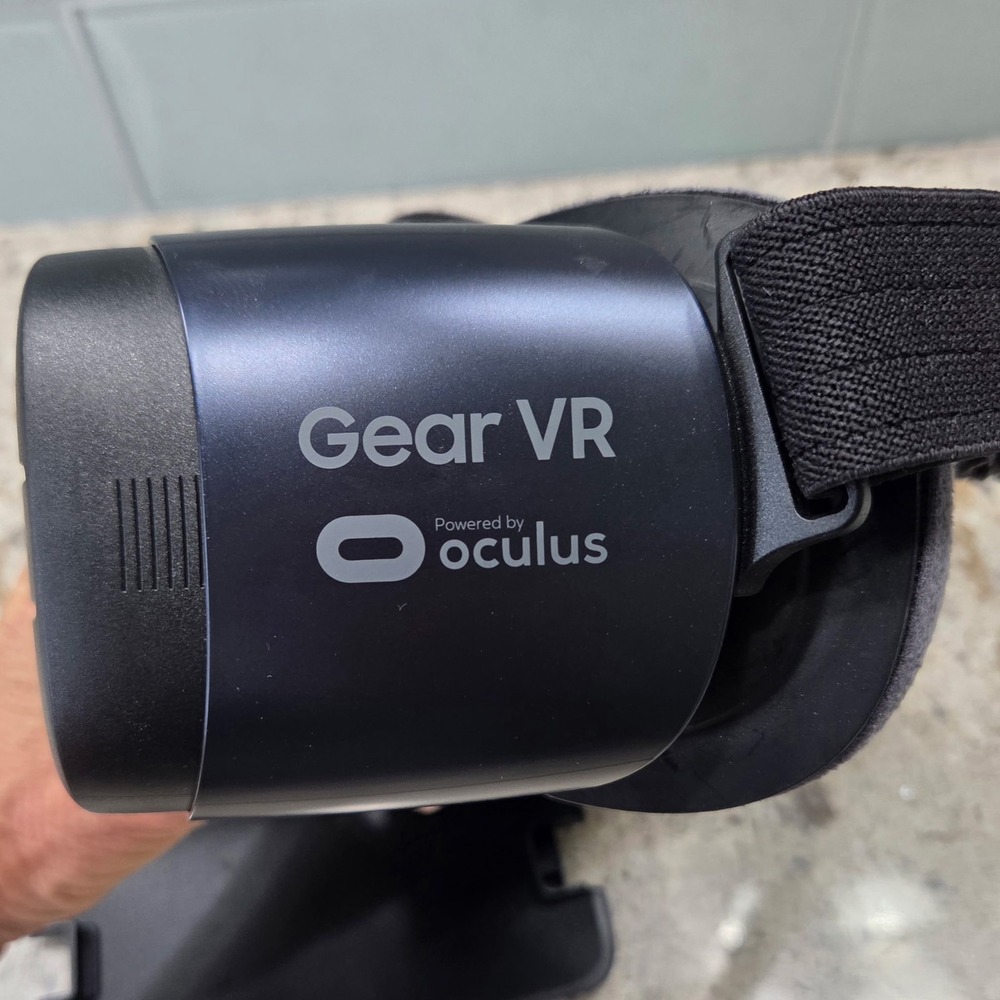 Samsung Gear VR Powered by Oculus‎ Virtual Reality Headset for Smartphones